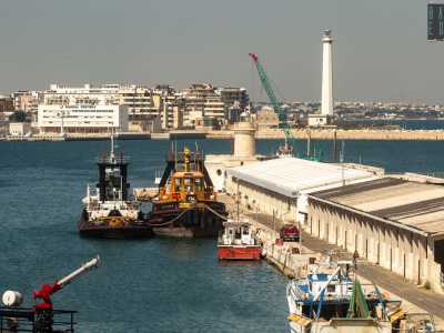 Per visitare il Faro entriamo dal varco principale del Porto situato su corso Antonio De Tullio. Dopo 500 metri giungiamo ai piedi del Molo Borbonico: divide l�ansa di mare in due bacini, la Darsena di Ponente e quella di Levante